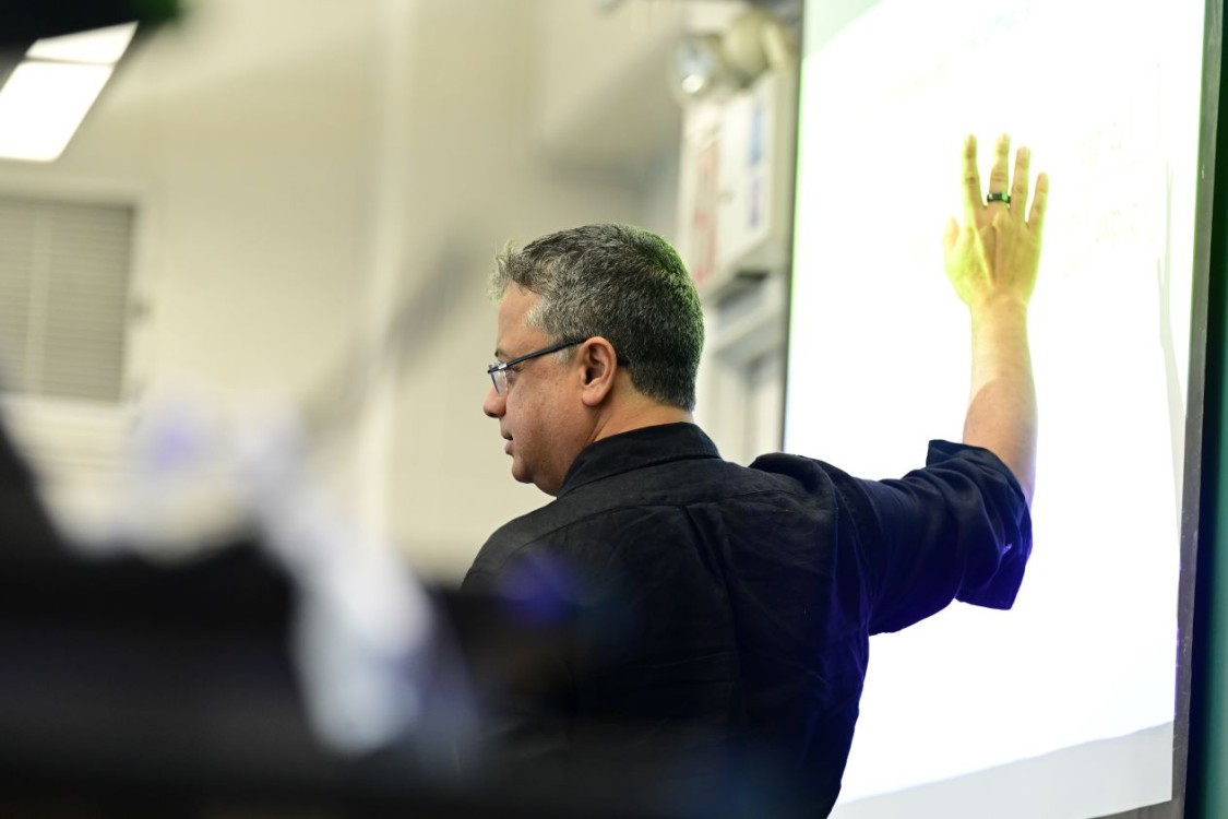 Vishal Misra, RKS Family Professor of Computer Science and vice dean of computing and AI, teaching the AI in Context course, Fall 2024